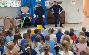 wszystkie zdjęcia spotkanie policjantów z uczniami