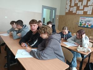 uczniowie siedzą w klasie