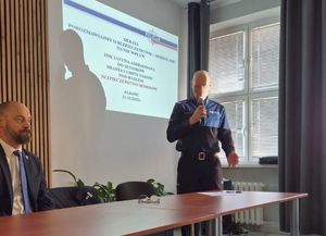 wszystkie zdjęcia dotyczą przebiegu debaty policjantów z mieszkańcami