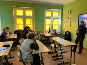 policjantka na spotkaniu z uczniami