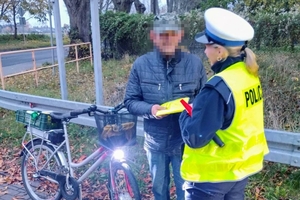 policjantka wręca kamizelkę