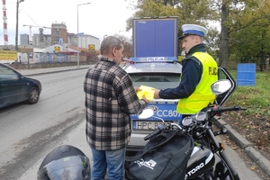 podczas akcji policjanci rozdawali kamizelki