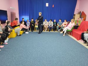 policjantka mówi o bezpieczeństwie