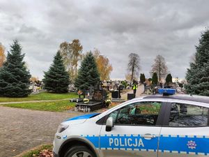 wszystkie zdjęcia policjanci kontrolują cmentarze