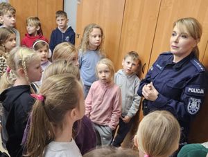 wszystkie zdjęcia dzieci zwiedzały komisariat