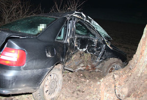 samochód z uszkodzeniami