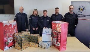 wszystkie zdjęcia pakowanie paczek upominkowych