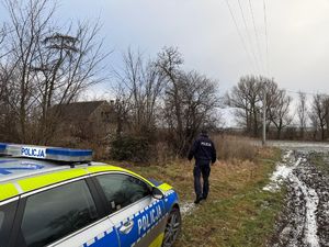 wszystkie zdjęcia policjanci prowadza działania dotyczące bezdomnych