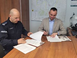 prezydent i komendant podpisują dokumenty