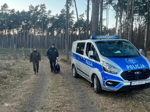Policjant i Strażnik Leśny kontroluje teren leśny