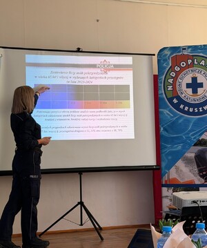 policjantka omawia statystykę zdarzeń