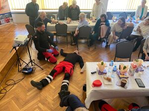 przedstawiciel WOPR prezentuje seniorom pierwszą pomoc