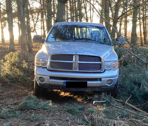 zaparkowany w lesie pojazd