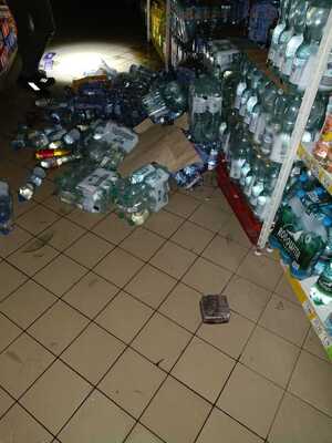 na zdjęciu widać porozrzucane butelki z napojami