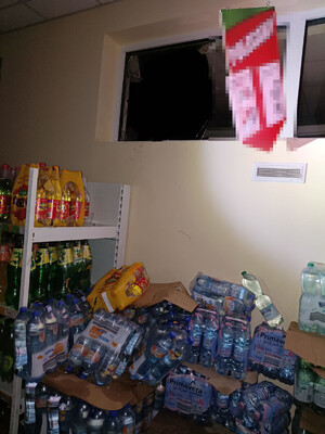 Wybita szyba i porozrzucane butelki