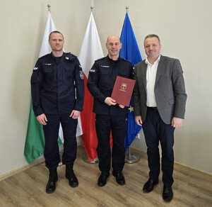 Komendant Powiatowy Policji w Inowrocławiu, pełniący Obowiązki Zastępcy Komendanta Powiatowego Policji oraz Burmistrz Kruszwicy pozują do zdjęcia