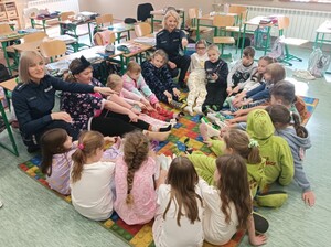 dzieci w kole eksponują skarpety