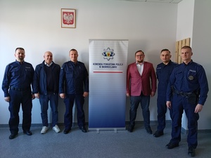 Policjanci i zaproszeni goście pozują do zdjęcia