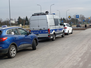 na zdjęciu widać zaparkowane pojazdy: dwie taxi i radiowóz
