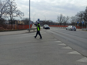 policjant na ulicy zatrzymuje do kontroli taxi