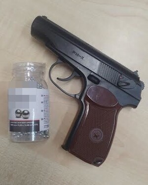 na zdjęciu broń pneumatyczna z nabojami