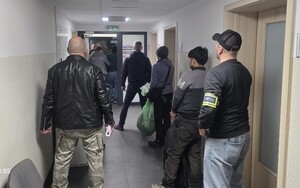 na zdjęciu widać policjantów po cywilnemu oraz zatrzymanych mężczyzn