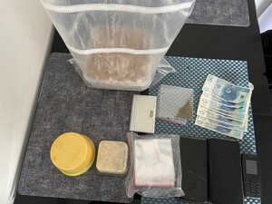 zdjęcie przedstawia substancje, pieniądze i telefony