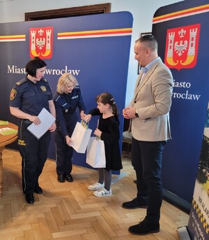Zdjęcia przedstawiają laureatów konkursu. Na zdjęciu są służby, jak Policja , Straż Miejska oraz Prezydent Miasta Inowrocławia.