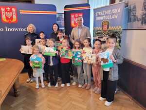 Zdjęcia przedstawiają laureatów konkursu. Na zdjęciu są służby, jak Policja , Straż Miejska oraz Prezydent Miasta Inowrocławia.