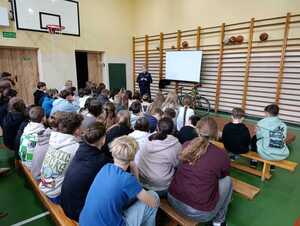 Policjantka edukuje uczniów w zakresie przepisów ruchu drogowego.