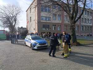 funkcjonariusze w ZSCh-E w Inowrocławiu promują pracę w Policji