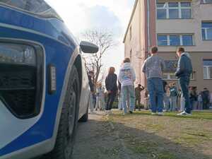 funkcjonariusze w ZSCh-E w Inowrocławiu promują pracę w Policji