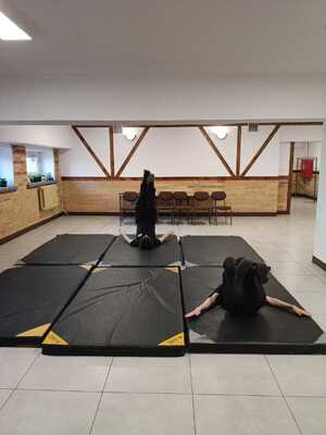 funkcjonariusze w ZSCh-E w Inowrocławiu promują pracę w Policji