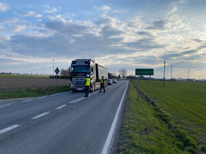 Policjanci WRD KPP w Inowrocławiu kontrolują stan trzeźwości kierujących