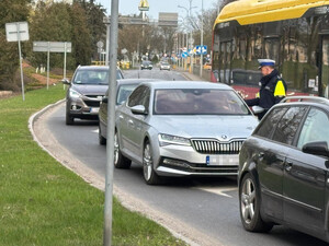 Policjanci kontrolują stan trzeźwości kierowców