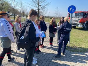 Policjanci edukują harcerzy podczas manewrów