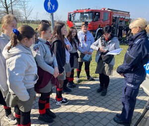 Policjanci edukują harcerzy podczas manewrów