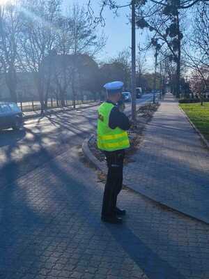 Policjanci "drogówki" kontrolują prędkość kierujących