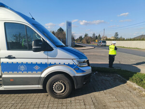 Policjanci "drogówki" kontrolują prędkość kierujących