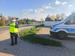 Policjanci "drogówki" kontrolują prędkość kierujących