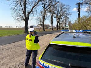 Policjanci "drogówki" kontrolują prędkość kierujących