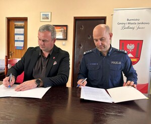 Komendant Powiatowy Policji w Inowrocławiu oraz Burmistrz Miasta i Gminy Janikowo podpisują porozumienie
