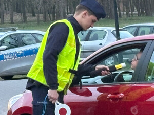 Działania policji na drogach, kontrola prędkości i trzeźwości kierujących