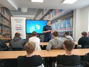 Policjanci prowadzą zajęcia profilaktyczne z grupą młodzieży