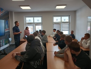 Policjanci prowadzą zajęcia profilaktyczne z grupą młodzieży