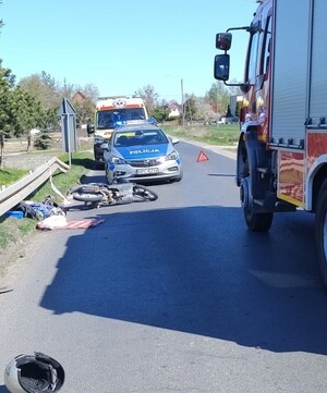Na miejscu zdarzenia widać służby, na jezdni leży kask.