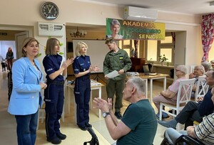 Spotkanie policjantek i uczniów I LO w Inowrocławiu z seniorami