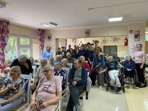 Spotkanie policjantek i uczniów I LO w Inowrocławiu z seniorami