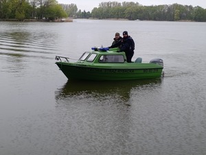 Policjanci i Państwowa Straż Rybacka patrolują jeziora