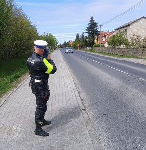 Policjanci kontrolują prędkość.